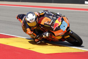 El piloto español de Moto3 Jose Antonio Rueda (c) del equipo Red Bull KTM Ajo compite en la carrera de Moto3 del Gran Premio de Aragón de MotoGP en el circuito Motorland de Alcañiz. EFE/Javier Cebollada
