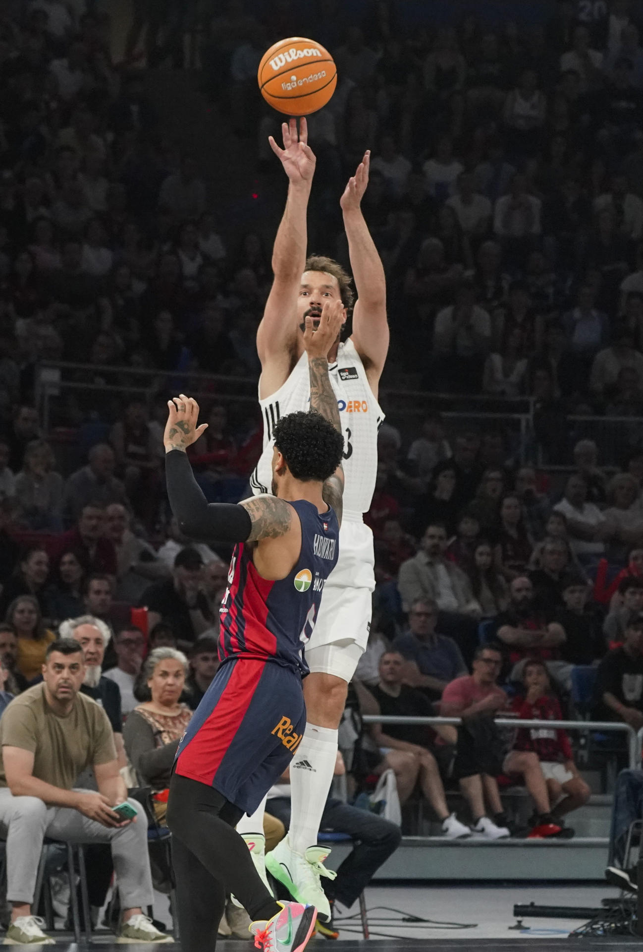 Sergio Llull lanza a canasta ante Markus Howard. EFE / L. RICO