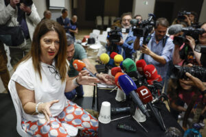 La exmilitante socialista Leire Díez compareceante los medios después de solicitar su baja en el PSOE, donde declaró este martes por el expediente que tenía abierto al conocerse unos audios en los que reclamaba información comprometedora contra la UCO. EFE/ Chema Moya