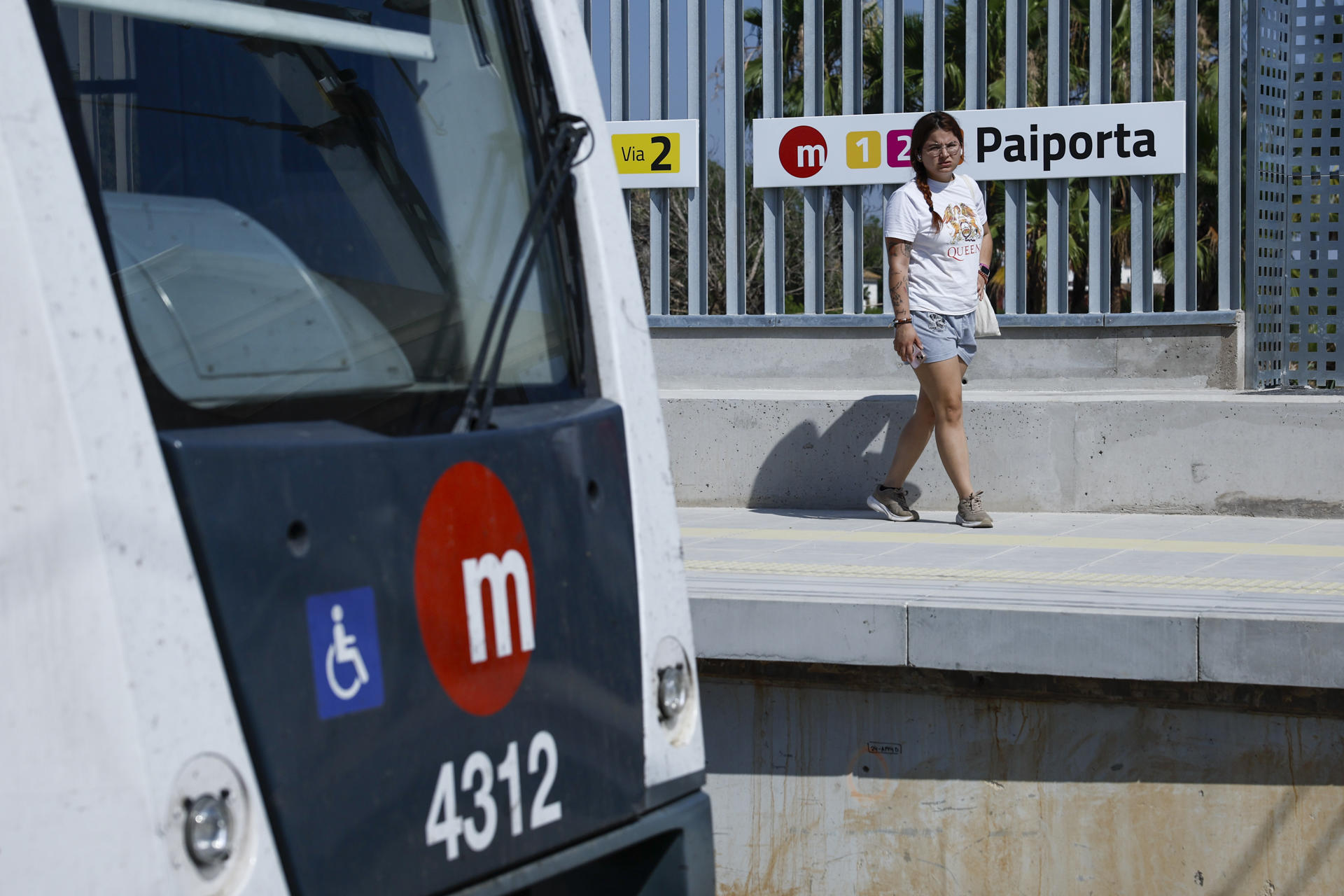 Una persona aguarda en el andén en la estación de Paiporta este viernes en el que entra en funcionamiento el tramo València Sud-Castelló de Metrovalencia, en la zona cero de la dana, ocho meses después de las inundaciones y tras los trabajos de reconstrucción que han tenido un presupuesto de 140 millones de euros. EFE/Biel Aliño
