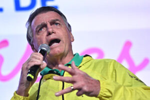 El expresidente de Brasil Jair Bolsonaro habla durante el encuentro nacional de mujeres representantes del Partido Liberal, este 6 de junio de 2025, en Brasilia (Brasil). EFE/ Andre Borges
