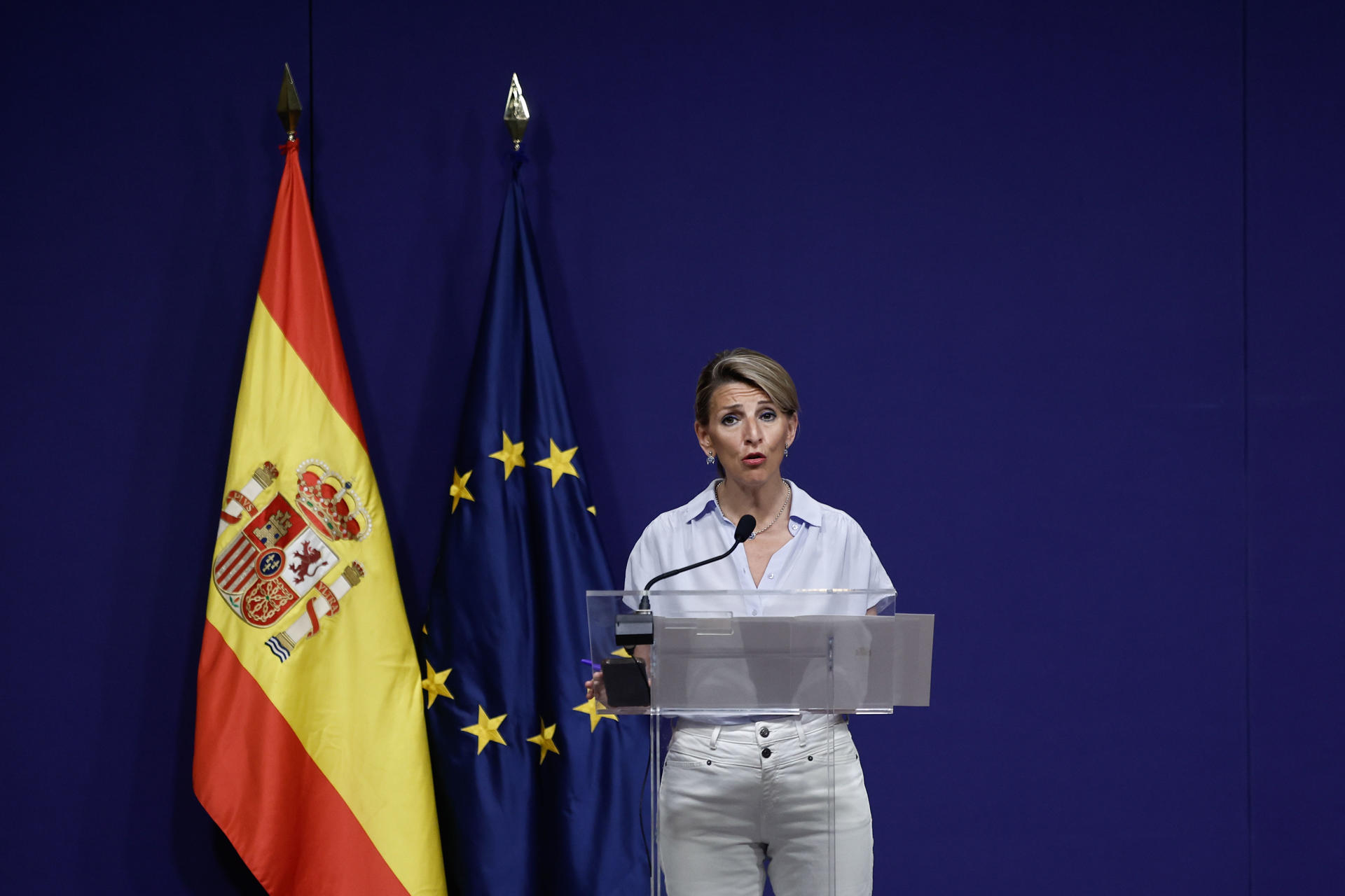 La vicepresidenta segunda del Gobierno y líder de Sumar dentro del Ejecutivo, Yolanda Díaz, durante una rueda de prensa en la que ha exigido a su socio socialista "un reseteo" de la legislatura, un nuevo marco de relaciones "de igual a igual" con el PSOE y un giro de 180 grados en las políticas hacia lo social. "No basta con el perdón", ha avisado. EFE/Sergio Pérez