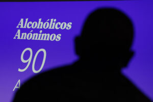 Bajo el lema 'Una historia de esperanza compartida', Alcohólicos Anónimos celebra su 90 aniversario con un acto especial en el que reunirá a expertos en adicción al alcohol y salud emocional, testimonios de historias de superación y familiares que ahondarán en su proceso de recuperación. EFE/ Blanca Millez