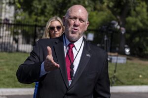 El zar fronterizo de la Casa Blanca, Tom Homan, responde a una pregunta sobre inmigración de los medios de comunicación afuera del Ala Oeste de la Casa Blanca en Washington, DC, EE.UU., el 19 de junio de 2025. EFE/EPA/SHAWN THEW