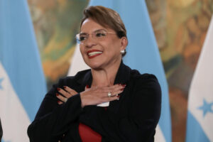 La presidenta de Honduras, Xiomara Castro, pronuncia un discurso durante la conmemoración del decimosexto aniversario del golpe de Estado militar que derrocó al expresidente de Honduras Manuel Zelaya, este sábado, en Tegucigalpa (Honduras). EFE/ Gustavo Amador