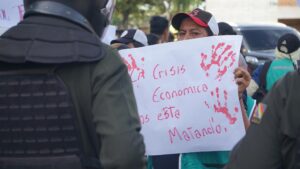 Un simpatizante del expresidente Evo Morales sostiene un cartel este jueves, en Santa Cruz (Bolivia). EFE/ Juan Pablo Roca