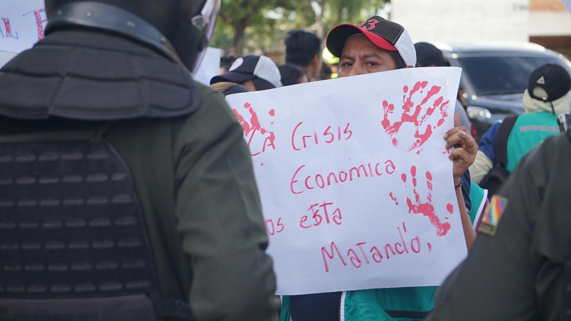 Un simpatizante del expresidente Evo Morales sostiene un cartel este jueves, en Santa Cruz (Bolivia). EFE/ Juan Pablo Roca
