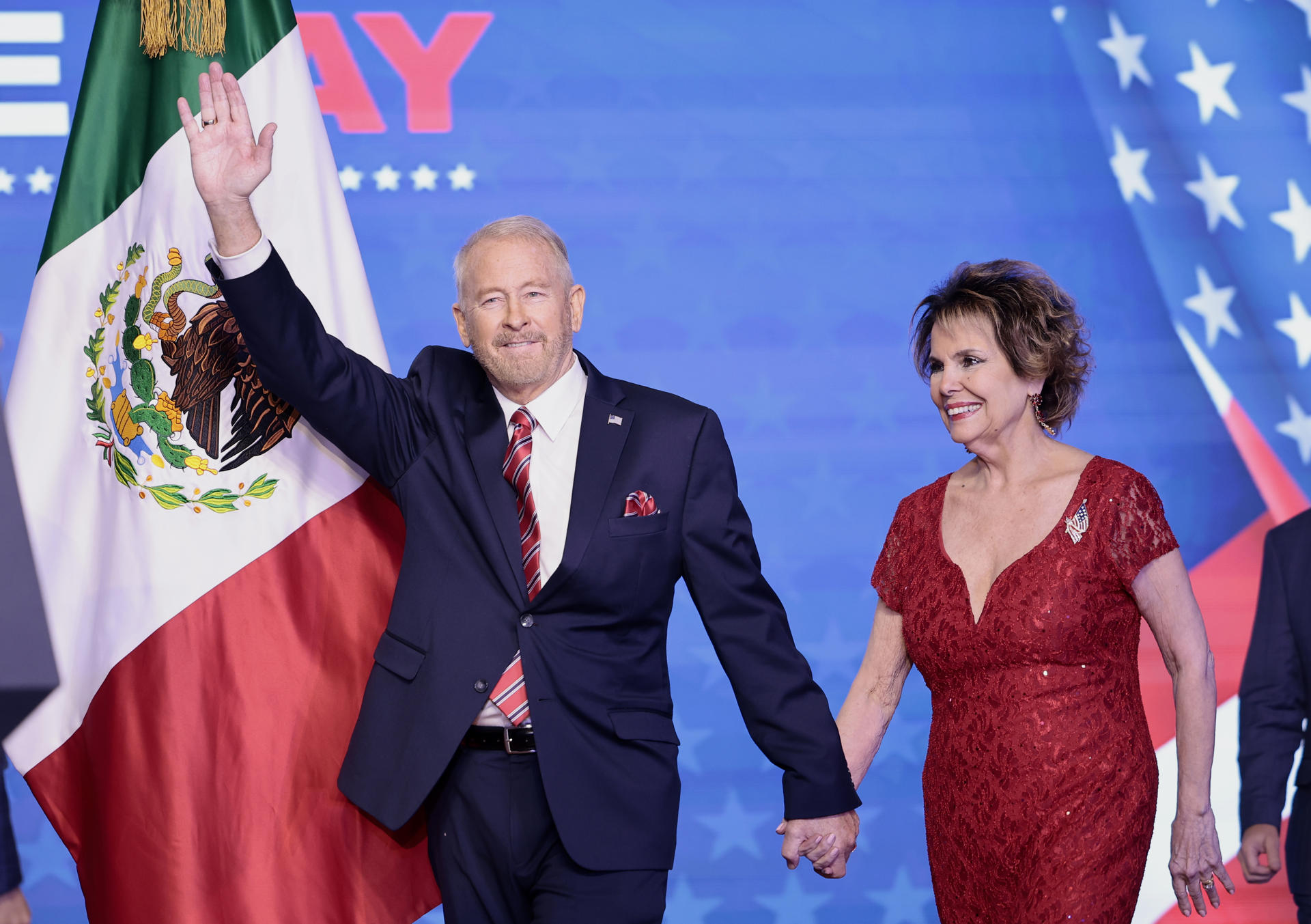 El embajador de Estados Unidos en México, Ronald Johnson, y su esposa, Alina Johnson, saludan previo a una conferencia de prensa este jueves, en la residencia de la embajada en Ciudad de México (México). Johnson aseguró que la frontera entre ambos países está "cerrada a toda actividad ilegal", a la vez que mostró su voluntad de trabajar con la presidenta mexicana, Claudia Sheinbaum, para fortalecer la que calificó como relación bilateral "más especial" de Washington. EFE/ José Méndez