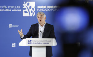 El presidente del PP del País Vasco, Javier de Andrés, clausura este sábado en San Sebastián una jornada sobre seguridad ciudadana en Euskadi. EFE/Juan Herrero.