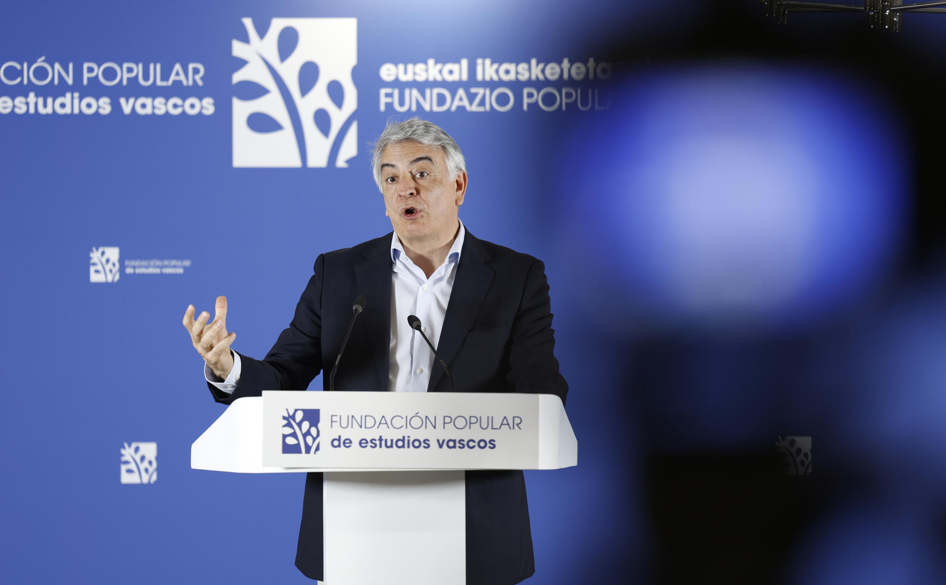 El presidente del PP del País Vasco, Javier de Andrés, clausura este sábado en San Sebastián una jornada sobre seguridad ciudadana en Euskadi. EFE/Juan Herrero.