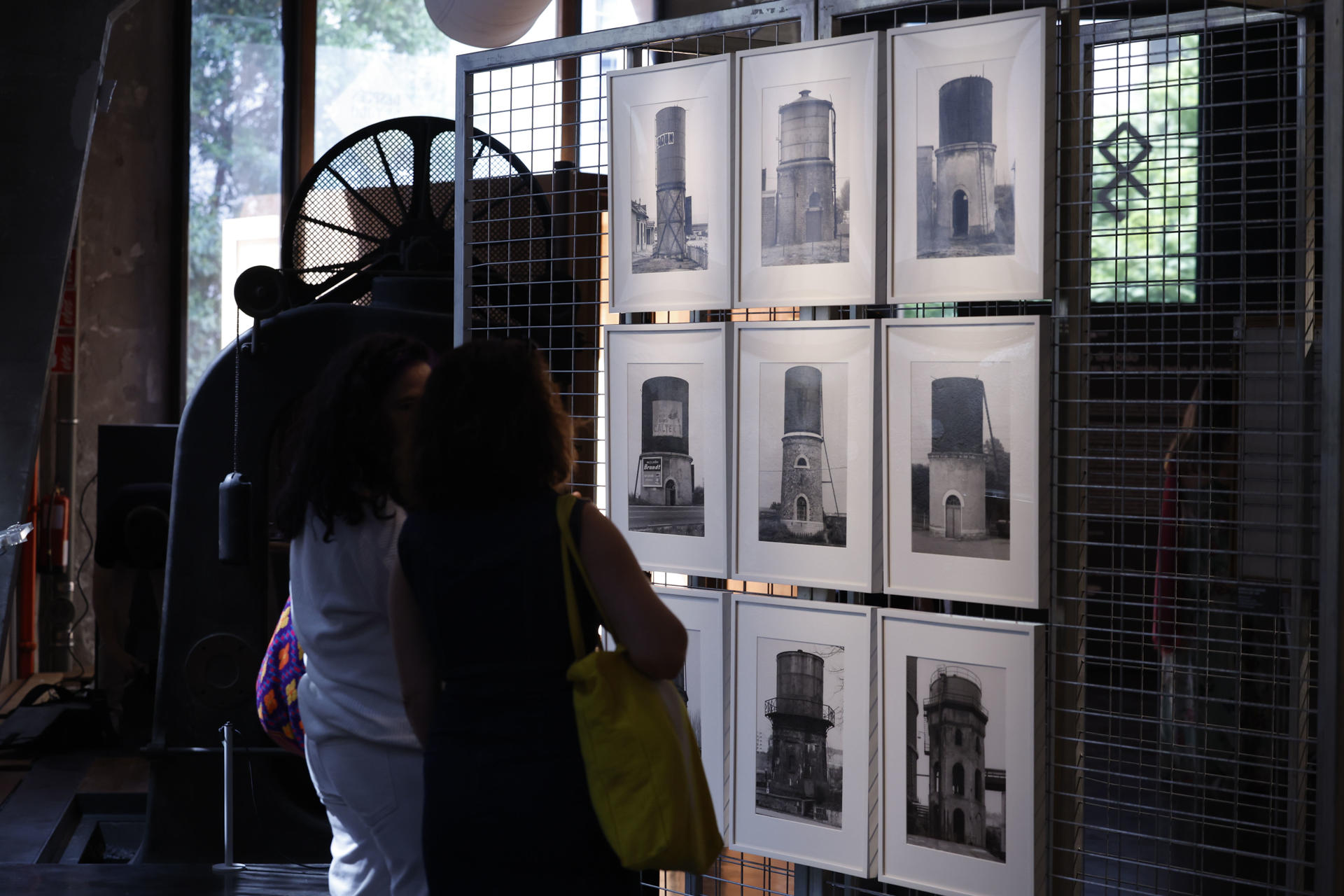 Dos mujeres observan fotografías de la colección Helga de Alvear, en su visita a la exposición de PhotoEspaña 'Después de todo' Colección Helga de Alvear' con fotografías de la colección de la galerista que componen la historia visual de la transformación europea desde la I Guerra Mundial. EFE/Javier Lizón
