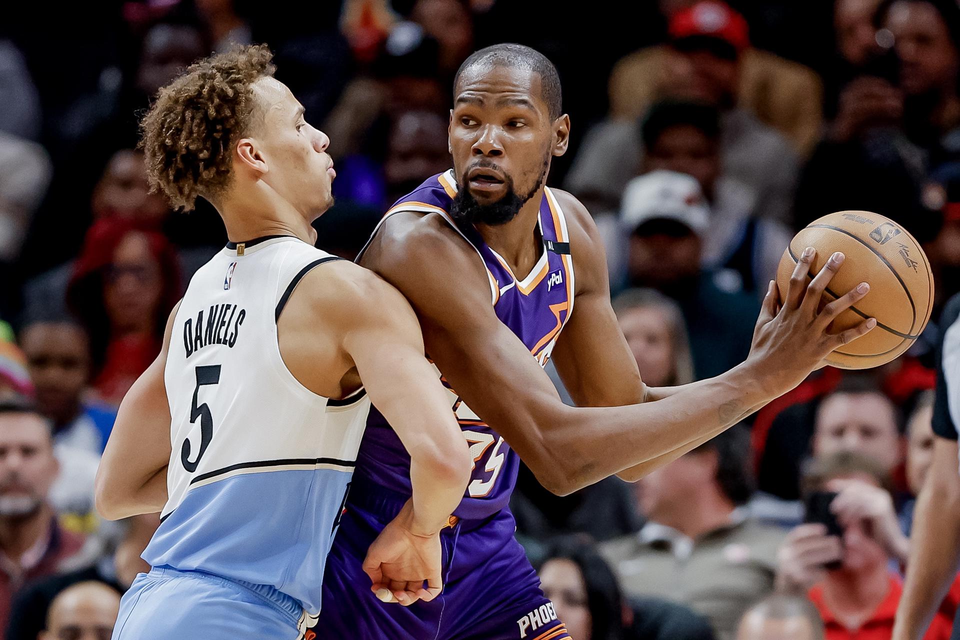 El jugador de baloncesto Kevin Durant (d) en acción ante Dyson Daniels (i) durante un partido de la NBA.. EFE/ERIK S. LESSER