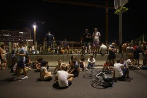 Manifestantes bloquean el tráfico en el puente 'Gazela' en Belgrado, Serbia, el 29 de junio de 2025.EFE/EPA/ANDREJ CUKIC