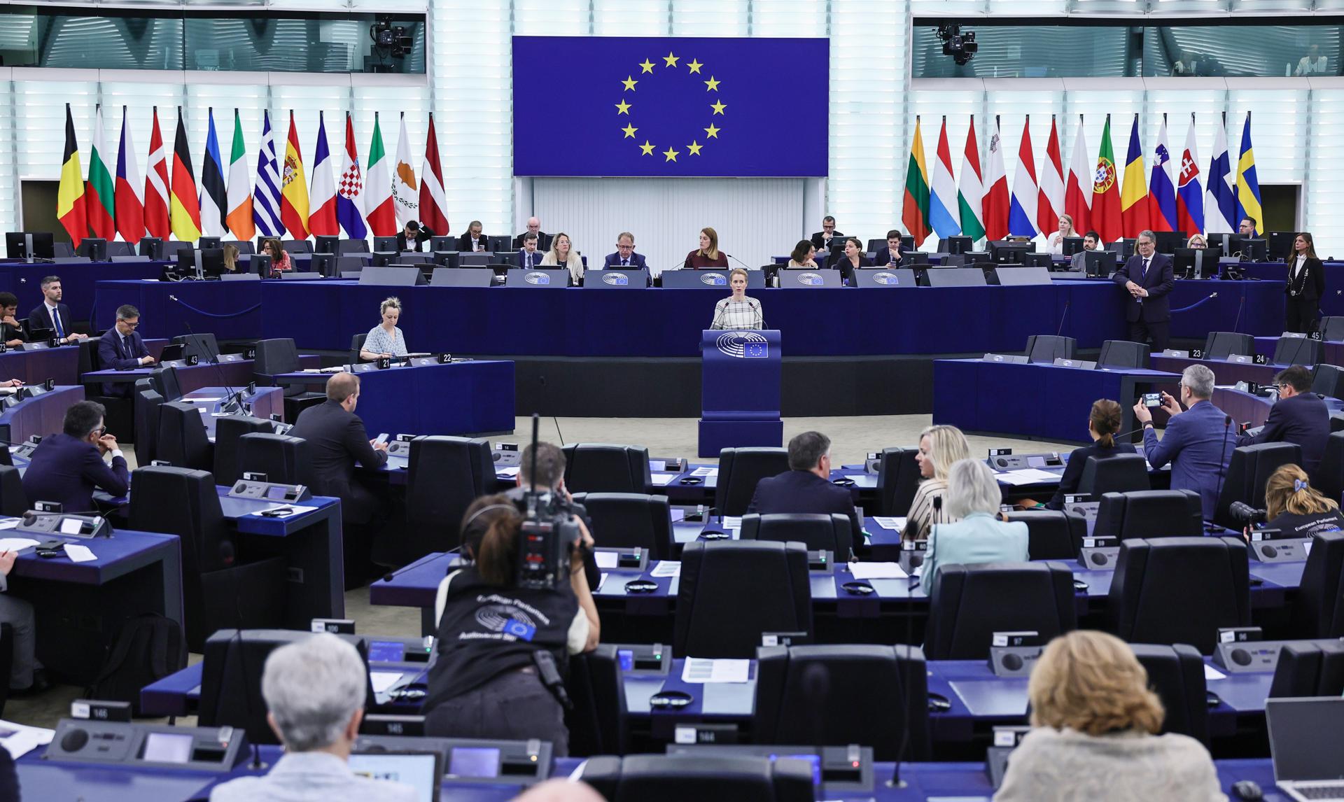 La Alta Representante de la Unión Europea para Asuntos Exteriores y Política de Seguridad, Kaja Kallas, habla en el Parlamento Europeo, en Estrasburgo (Francia), durante un debate sobre la cumbre de la OTAN del 24 al 26 de junio de 2025. EFE/EPA/RONALD WITTEK