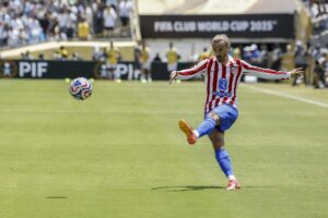 El delantero francés Antoine Griezmann anotó este lunes el gol del Atlético Madrid que bastó para la victoria por 1-0 sobre Botafogo, pero no pudo impedir la eliminación del Mundial de Clubes en Pasadena (California). EFE/EPA/CAROLINE BREHMAN