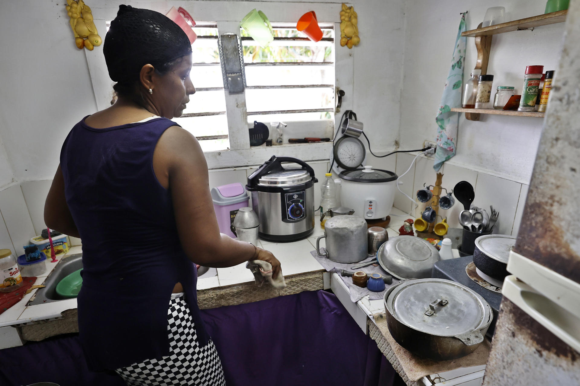 Fotografía del 28 de mayo de 2025 de Yanara Díaz durante una entrevista con EFE, en Pinar del Río, a más de 150 km de La Habana (Cuba). EFE/ Ernesto Mastrascusa
