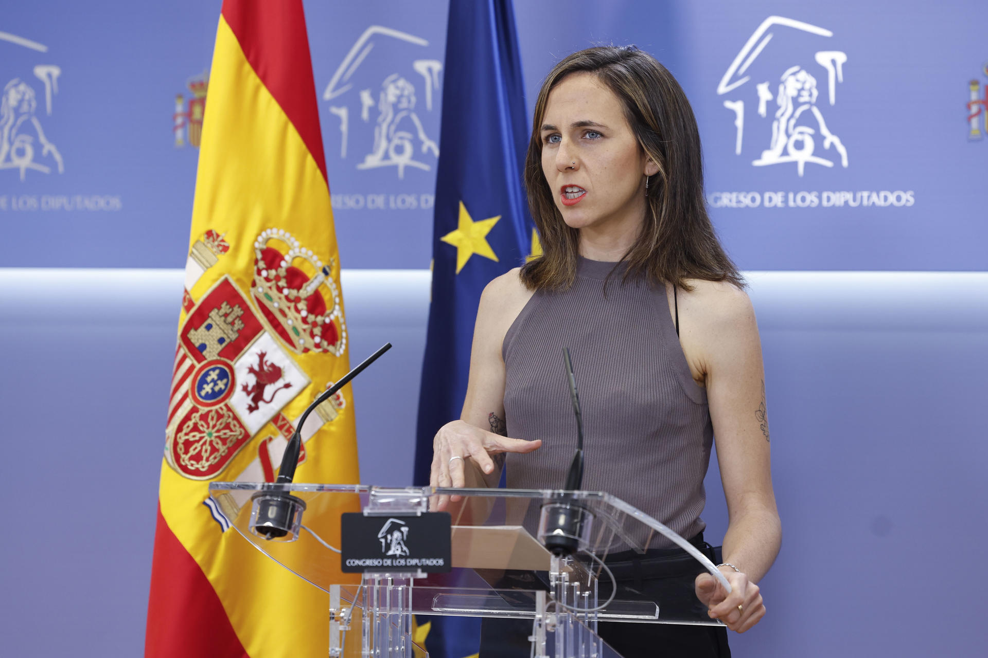 La secretaria general de Podemos, Ione Belarra, atiende a los medios de comunicación en una rueda de prensa, este martes en el Congreso de Los Diputados.- EFE/ Chema Moya