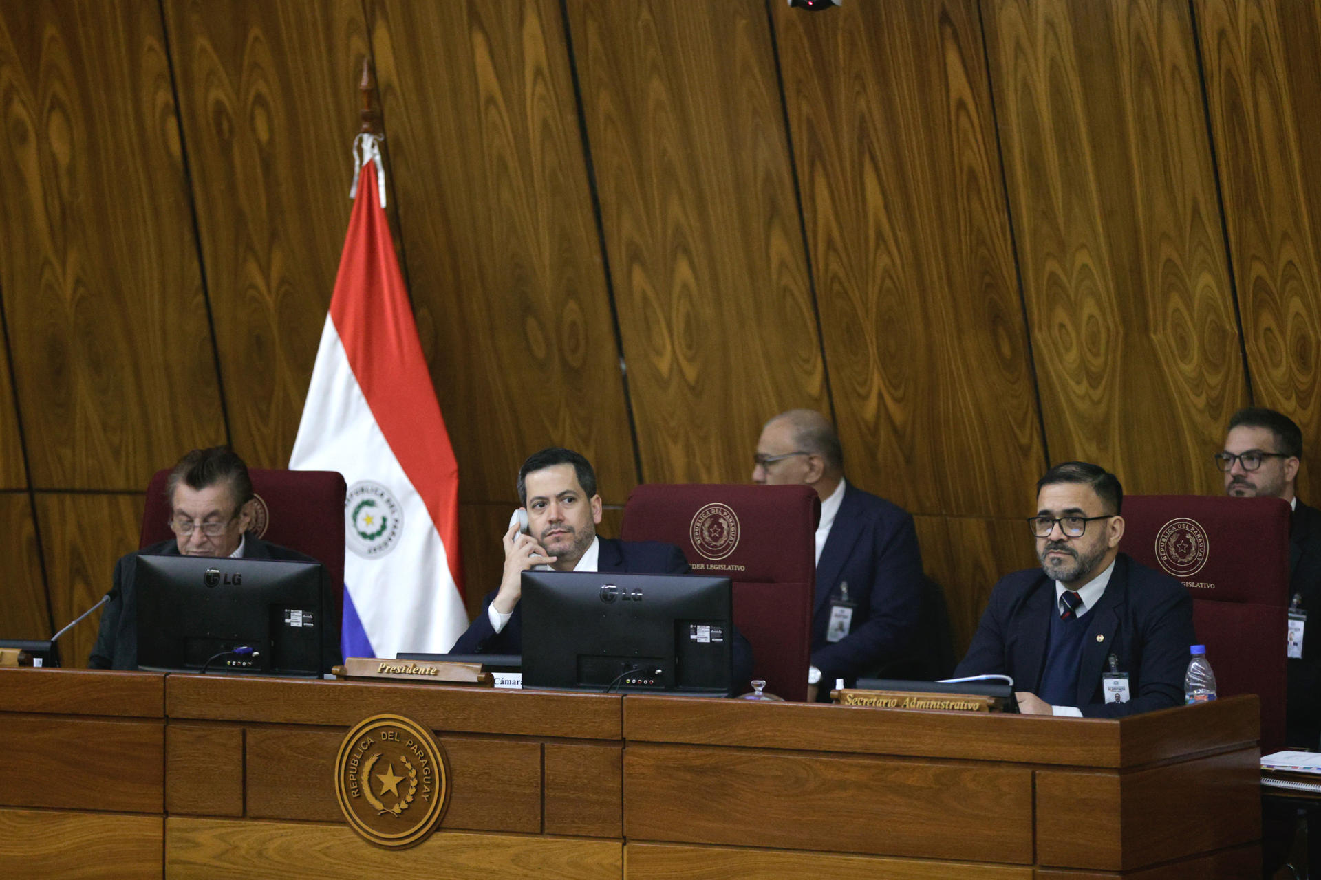 La Cámara Baja de Paraguay aprobó la intervención administrativa de las municipalidades de Asunción y Ciudad del Este, las dos principales localidades del país, debido a presuntas "irregularidades" en su ejecución presupuestaria, lo que puede llevar a la suspensión de sus alcaldes mientras dure el proceso. EFE/ Juan Pablo Pino