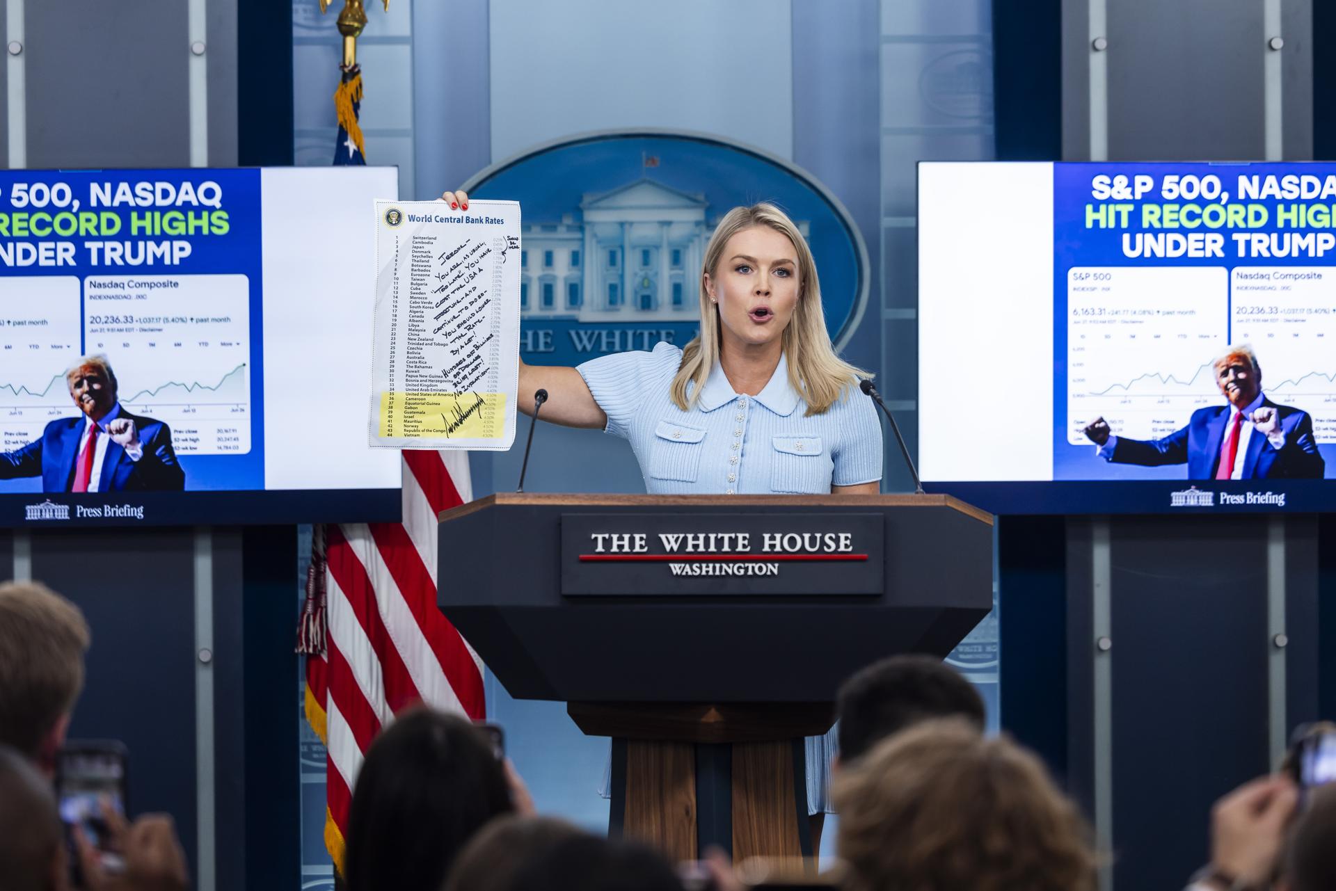La portavoz del Gobierno estadounidense, Karoline Leavitt (c), durante su rueda de prensa diaria, en la Casa Blanca, en Washington DC (EE.UU.) EFE/Jim Lo Scalzo