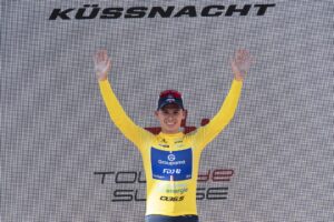 El francés Romain Grégoire (FDJ Groupama) celebra la victoria en la Vuelta a Suiza en la primera etapa disputada con salida y llegada en Küssnacht, con un recorrido de 129.4 km. EFE/EPA/GIAN EHRENZELLER