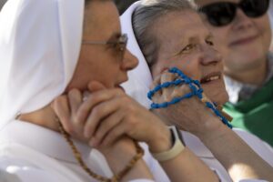 Monjas en la Plaza de San Pedro para la Santa Misa en la Solemnidad de Pentecostés presidida por el Papa León XIV, en la Ciudad del Vaticano, 08 de junio de 2025, con motivo del Jubileo de los Movimientos Eclesiales, las Asociaciones y las Nuevas Comunidades. (Papa) 
EFE/EPA/MASSIMO PERCOSSI