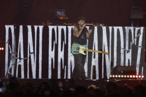 El cantante y compositor español Dani Fernández, durante el concierto LOS40 Primavera Pop celebrado este viernes en el Movistar Arena, en Madrid. EFE/Sergio Pérez