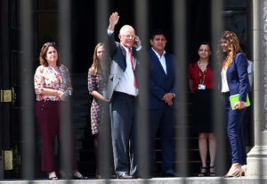 Fotografía de archivo del expresidente de Perú Pedro Pablo Kuczynski (c). EFE/Ernesto Arias