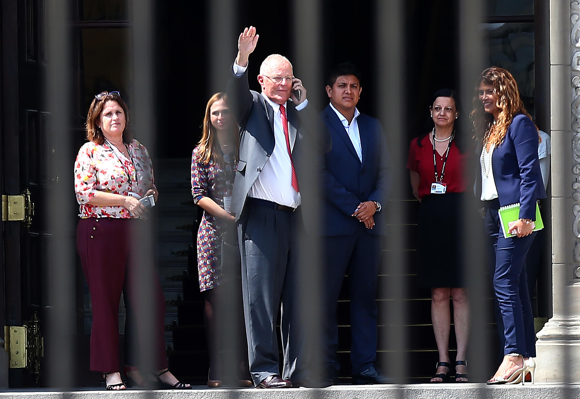 Fotografía de archivo del expresidente de Perú Pedro Pablo Kuczynski (c). EFE/Ernesto Arias