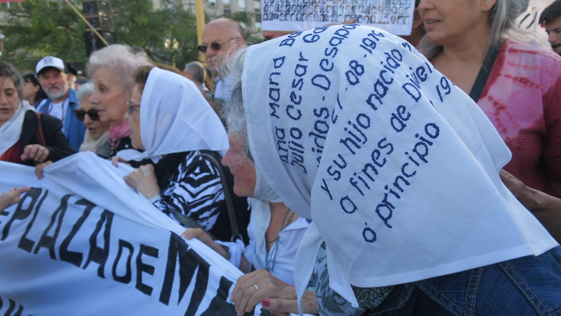 Imagen de archivo de una concentración de las Madres y Abuelas de Plaza de Mayo en Buenos Aires (Argentina), con la que reclaman la vigencia de su lucha, iniciada durante la última dictadura militar (1976-1983). EPA/ Rodrigo García