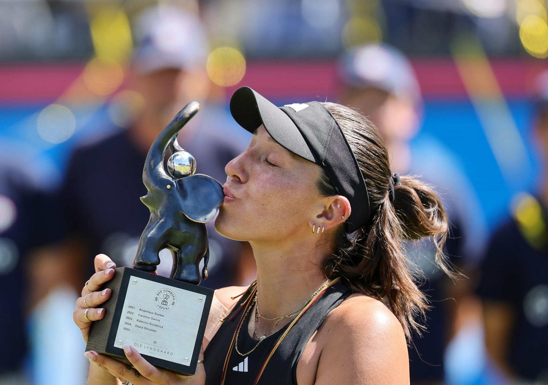 La estadounidense Jessica Pegula en la final del torneo de hierba de Bad Homburg (Alemania) ante la polaca Iga Swiatek. EFE/EPA/RONALD WITTEK