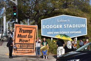 Un grupo de personas fue captado este viernes, 20 de junio, al protestar en la puerta del estadio de los Dodgers, en Los Ángeles (California, EE.UU.). EFE/Mónica Rubalcava