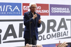 El exsenador colombiano Jorge Enrique Robledo habla durante una rueda de prensa este martes, en Bogotá (Colombia). EFE/ Mauricio Dueñas Castañeda