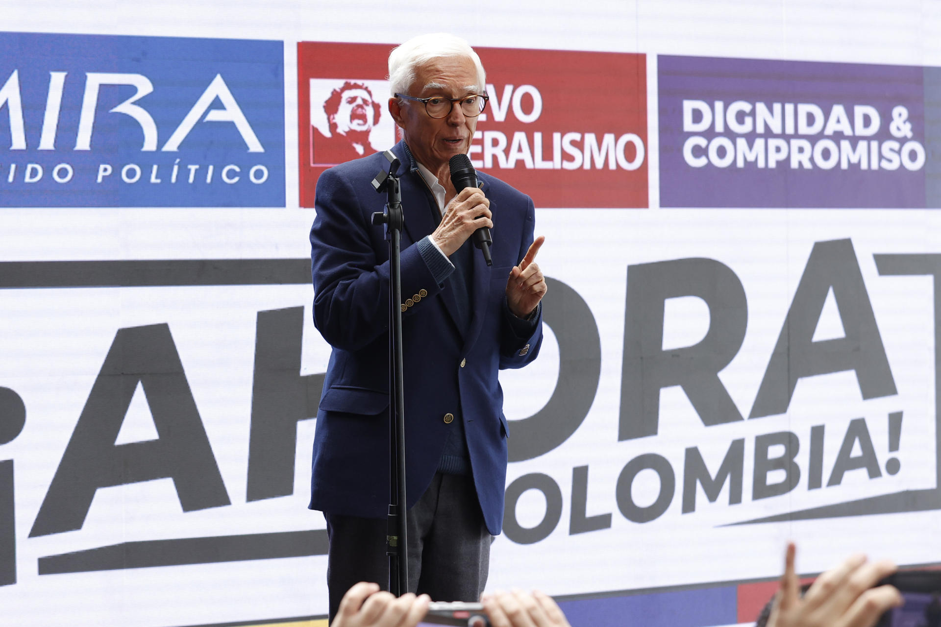 El exsenador colombiano Jorge Enrique Robledo habla durante una rueda de prensa este martes, en Bogotá (Colombia). EFE/ Mauricio Dueñas Castañeda
