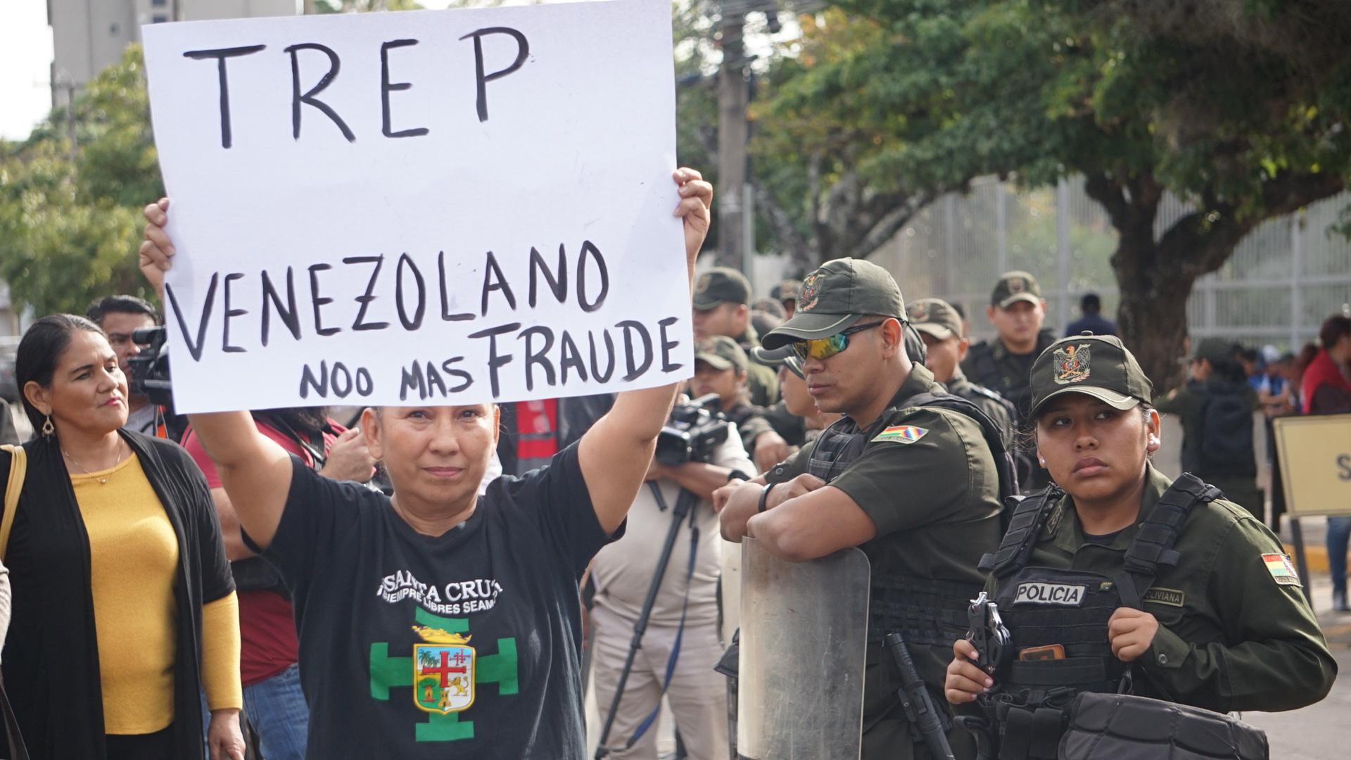 Una simpatizante del expresidente Evo Morales sostiene un cartel este jueves, en Santa Cruz (Bolivia). EFE/ Juan Pablo Roca