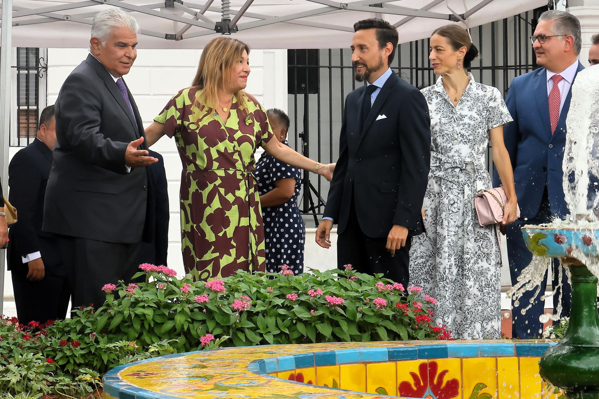 El presidente de Panamá, José Raúl Mulino (i), la primera dama de Panamá, Maricel Cohen (c) y el embajador de España en Panamá, Guzmán Palacios (3-i), asisten a la entrega de una fuente de estilo sevillano este martes, en el Palacio de las Garzas en Ciudad de Panamá (Panamá). EFE/ Gabriel Rodríguez