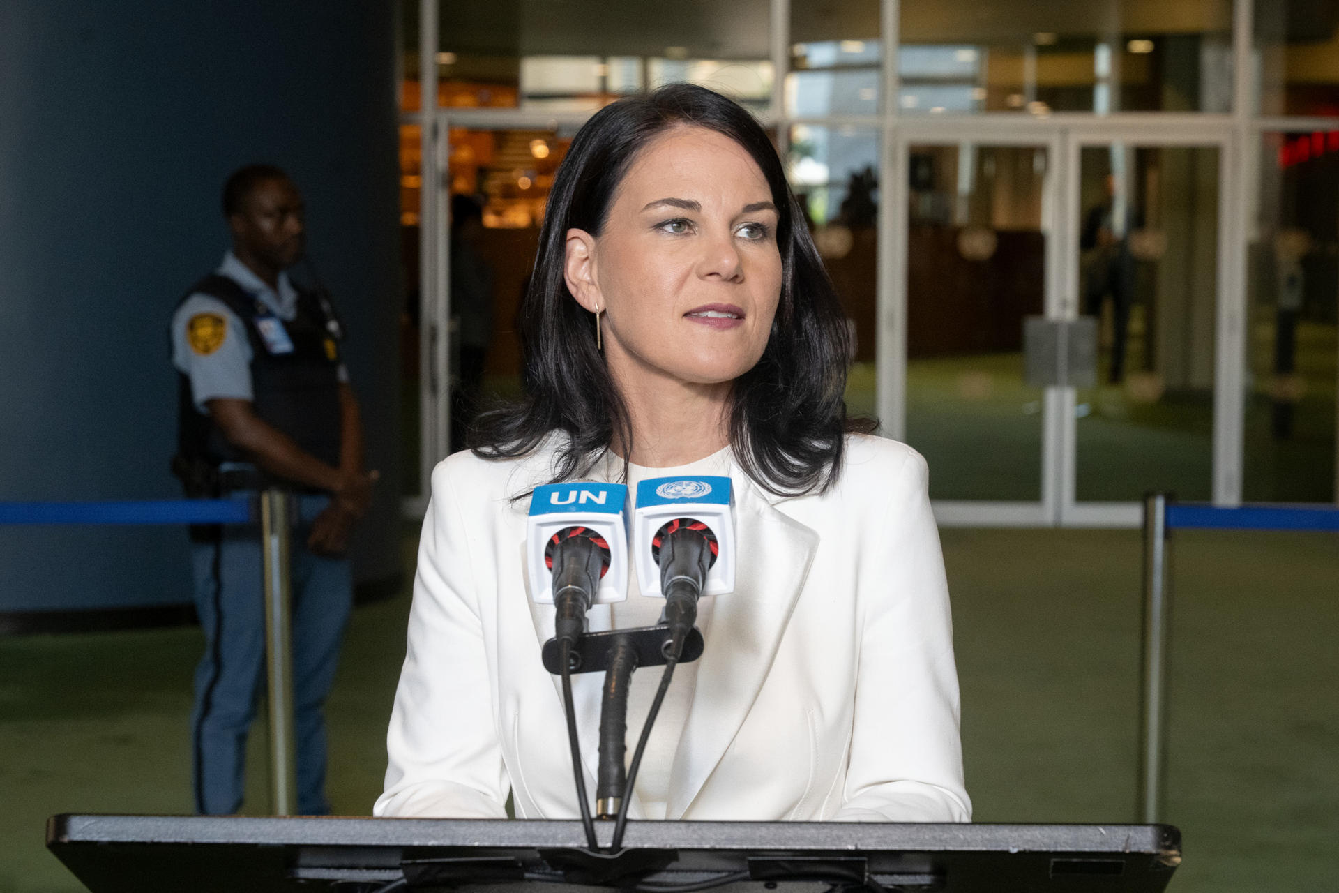 Fotografía cedida por la ONU donde aparece la alemana Annalena Baerbock, exministra de Asuntos Exteriores (2021-2025) de su país, hablando en una rueda de prensa este lunes, en Nueva York (Estados Unidos). EFE/ Eskinder Debebe/ ONU