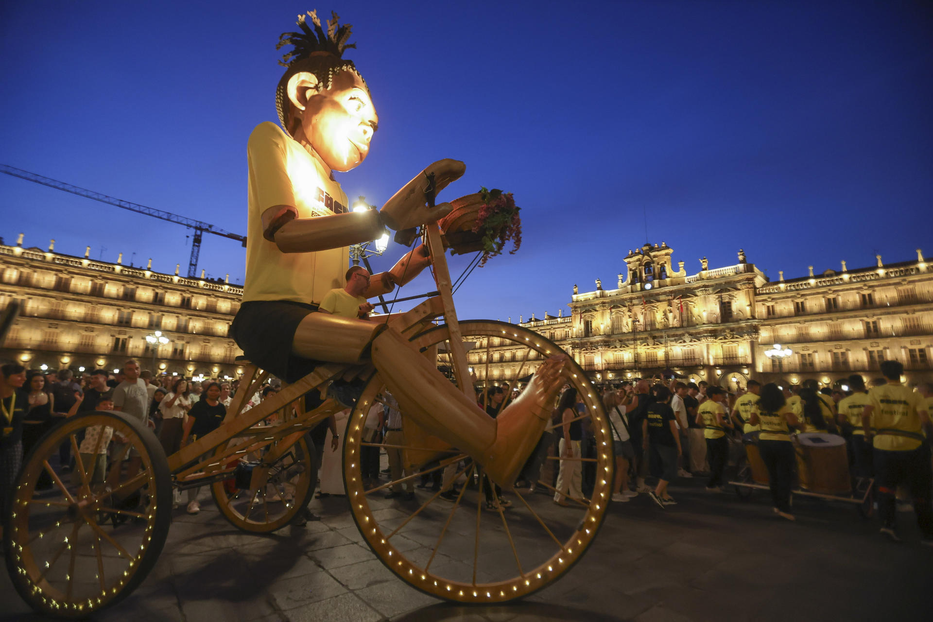 Un momento del espectáculo ofrecido por la marioneta gigante ´Nana´ y el grupo percusionistas ´Supervivientes´ en la primera jornada del Festival Internacional de las Artes de Castilla y León, FÁCYL 2025, hoy miércoles en la Plaza Mayor de Salamanca. EFE/JMGARCIA.