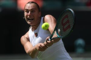 La bielorrusa Aryna Sabalenka, durante el partido de la primera ronda de Wimbledon ante la canadiense Carson Branstine. EFE/EPA/NEIL HALL EDITORIAL USE ONLY