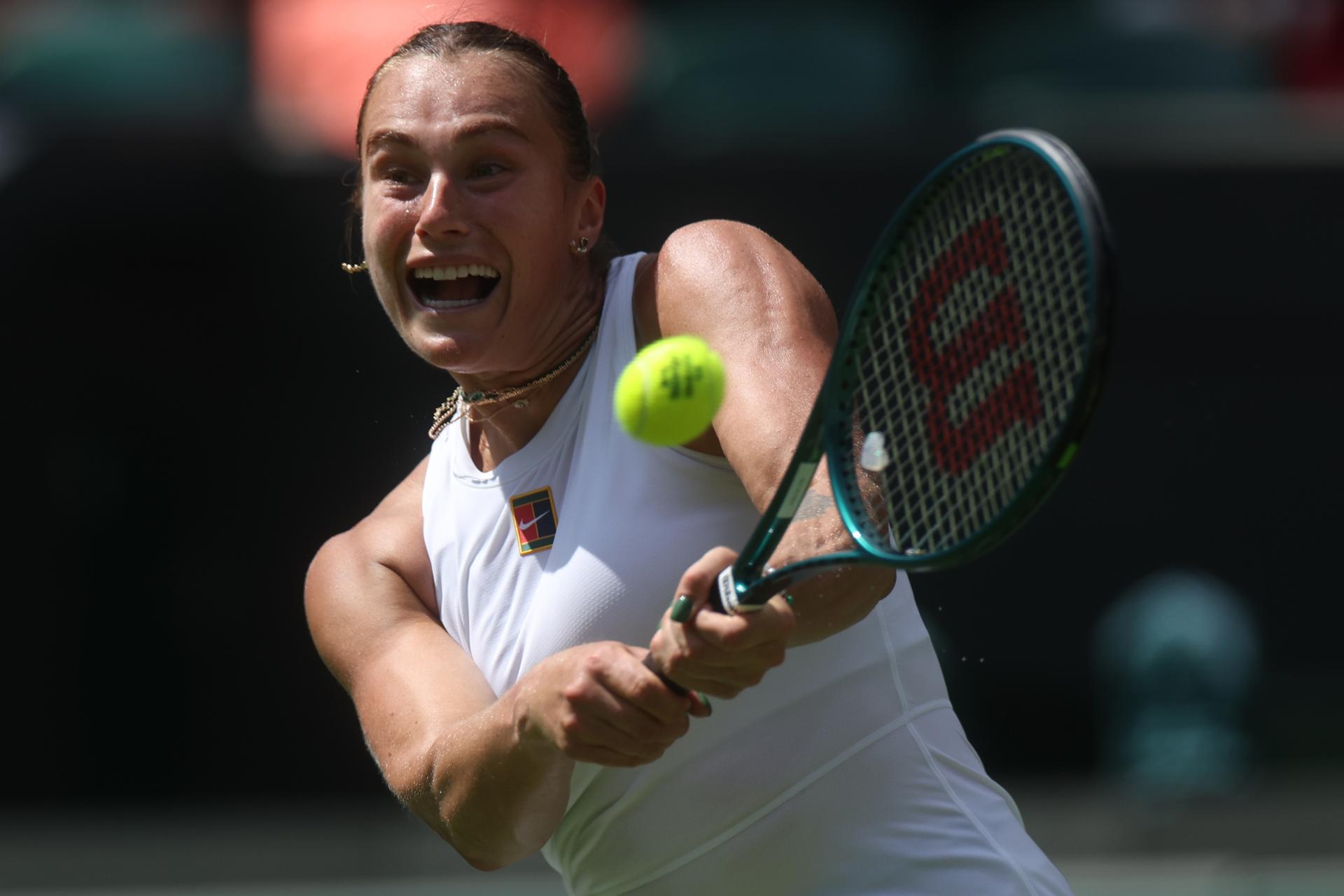 La bielorrusa Aryna Sabalenka, durante el partido de la primera ronda de Wimbledon ante la canadiense Carson Branstine. EFE/EPA/NEIL HALL EDITORIAL USE ONLY