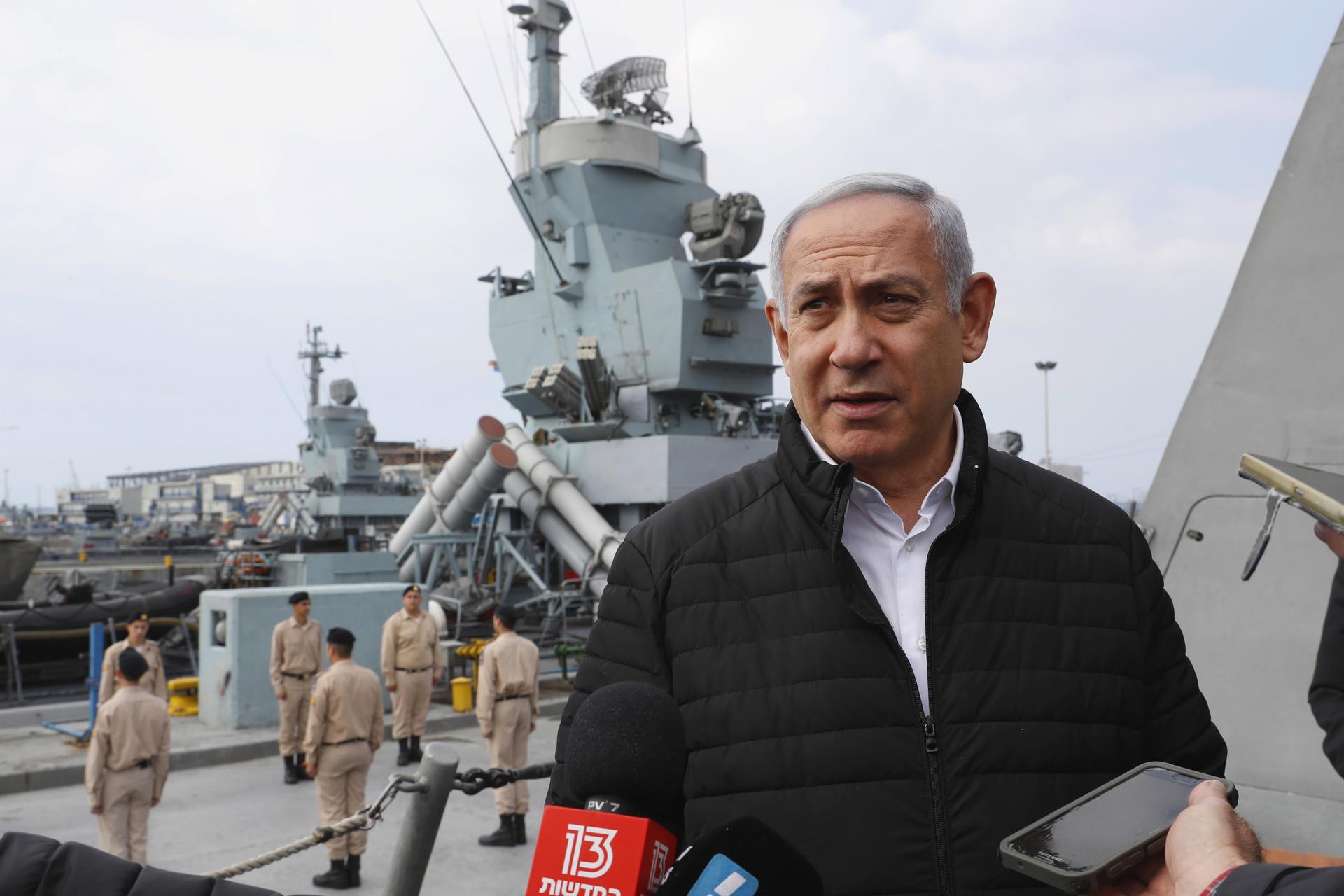El primer ministro isralí, Benjamin Netanyahu delante de una corbeta de la Armada israelí en el puerto de Haifa en una imagen de archivo. EFE/ Jack Guez / Pool