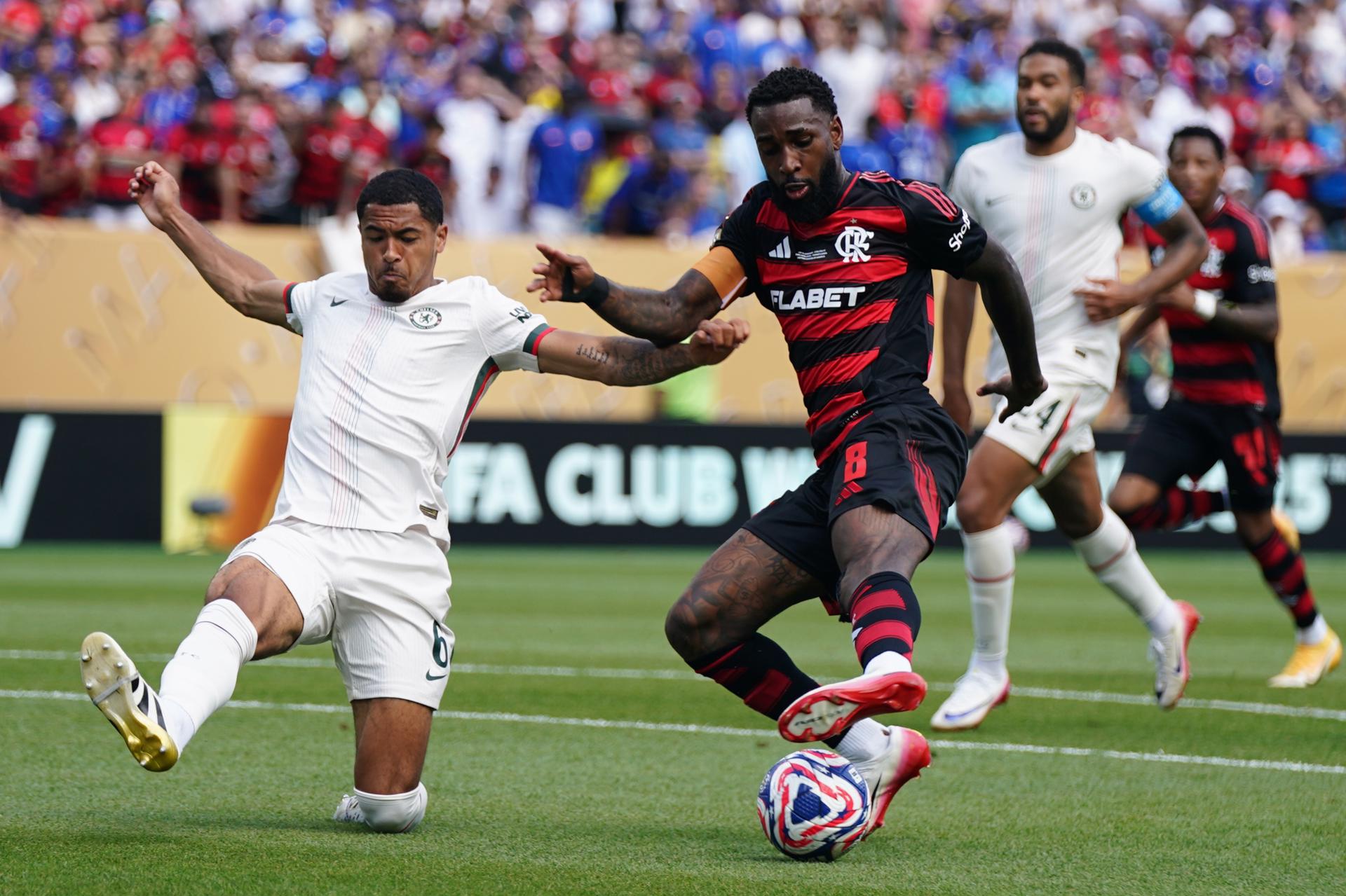 El capitán de Flamengo, Gerson (d) avanza con el balón ante la marca cerrada del defensor del Chelsea Levi Colwill (i) en el partido jugado este viernes en Filadelfia. EFE/EPA/WILL OLIVER