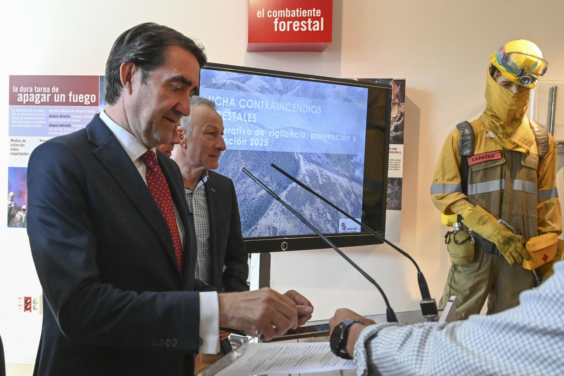 El consejero de Medio Ambiente Juan Carlos Suárez Quiñones durante la presentación este viernes del plan de incendios 2025. EFE/J.Casares