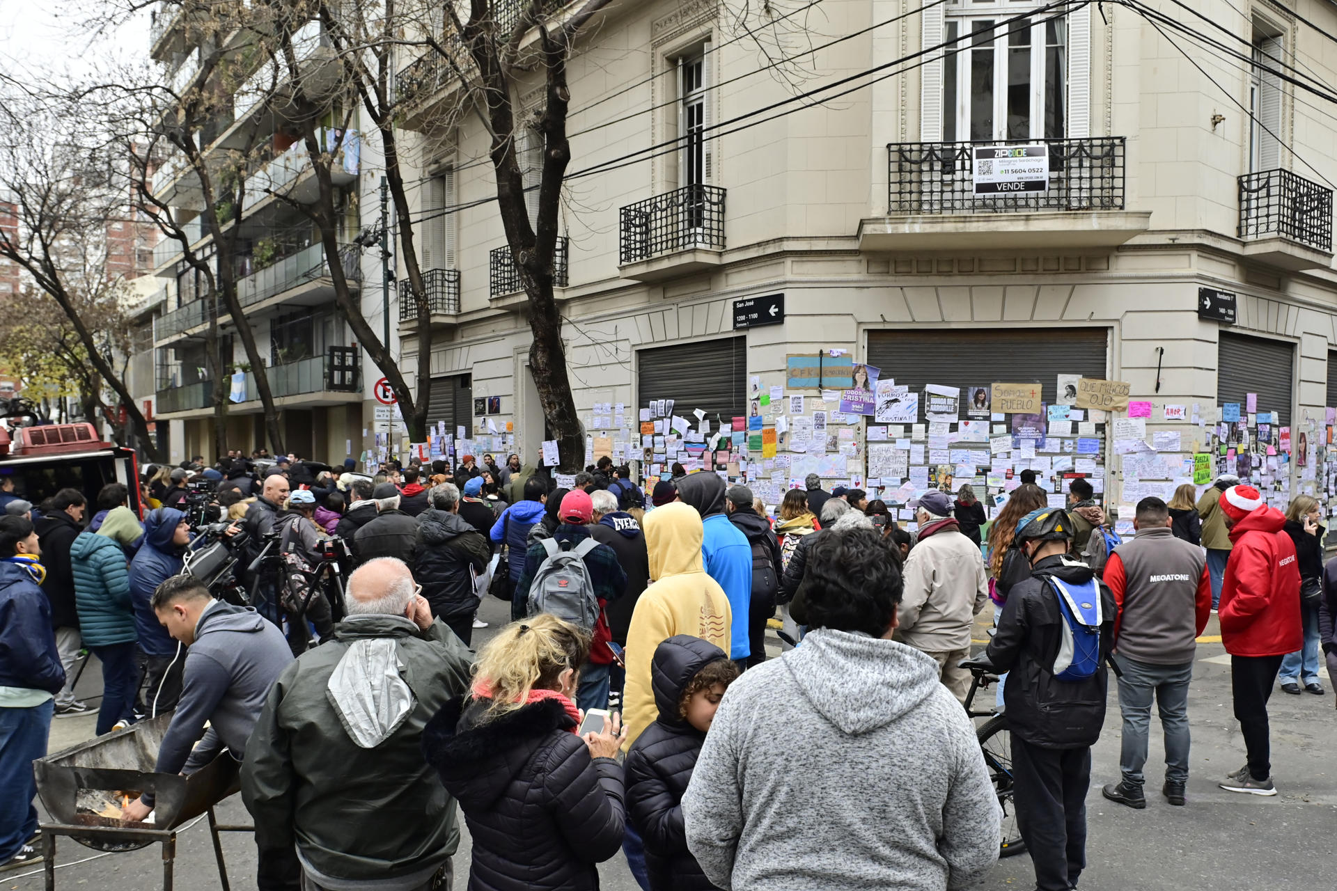 Personas esperan en la puerta de la casa de la expresidenta de Argentina Cristina Fernández de Kirchner este martes, en Buenos Aires (Argentina). EFE/Matias Martín Campaya