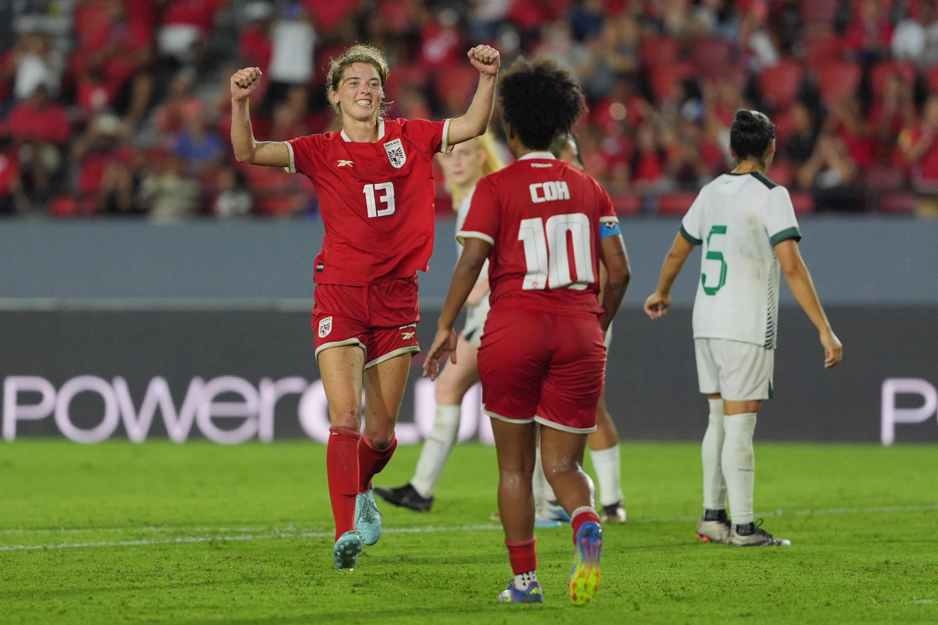 Las panameñas Riley Tanner (i) y Marta Cox celebran este lunes la goleada por 5-1 infligida a la selección de Bolivia en un partido amistoso jugado en el estadio Rommel Fernández de Ciudad de Panamá. EFE/ Alexis Quiróz
