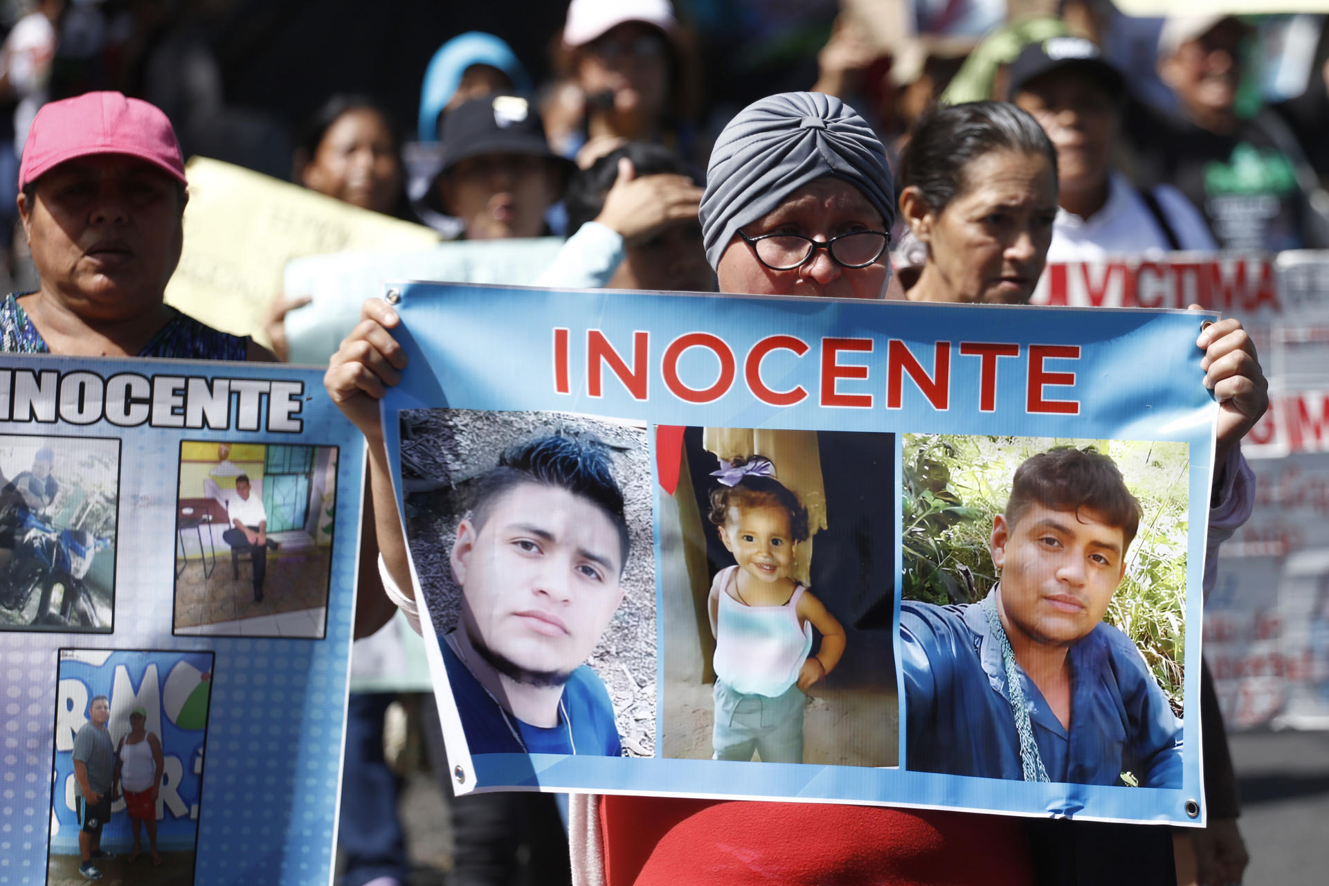 Personas sostienen carteles durante una manifestación este miércoles, en San Salvador (El Salvador). EFE/ Rodrigo Sura