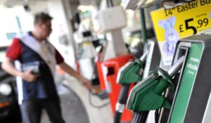 En la imagen de archivo, varias personas abastecen sus vehículos de carburante en una gasolinera en Londres (Reino Unido). EFE/Andy Rain