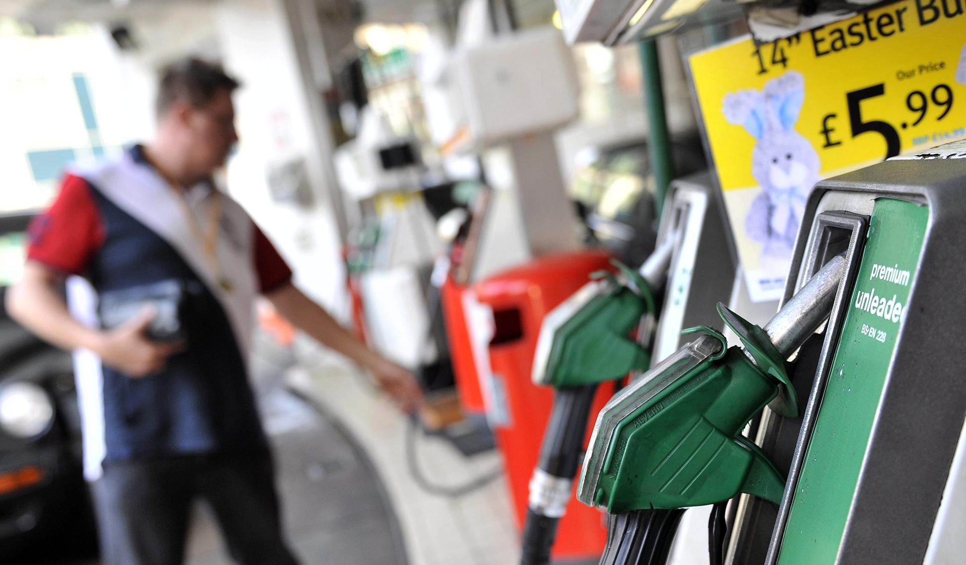 En la imagen de archivo, varias personas abastecen sus vehículos de carburante en una gasolinera en Londres (Reino Unido). EFE/Andy Rain