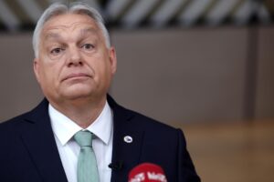El primer ministro de Hungría, Viktor Orban, habla con los medios de comunicación a su llegada para asistir a la Cumbre de Líderes de la UE en Bruselas, Bélgica, el 26 de junio de 2025. Los líderes de la UE se reúnen para una cumbre de dos días para abordar los desafíos geoeconómicos y los desarrollos en curso en Ucrania y Oriente Medio, entre otros temas. (Bélgica, Hungría, Ucrania, Bruselas) 
EFE/EPA/OLIVIER MATTHYS