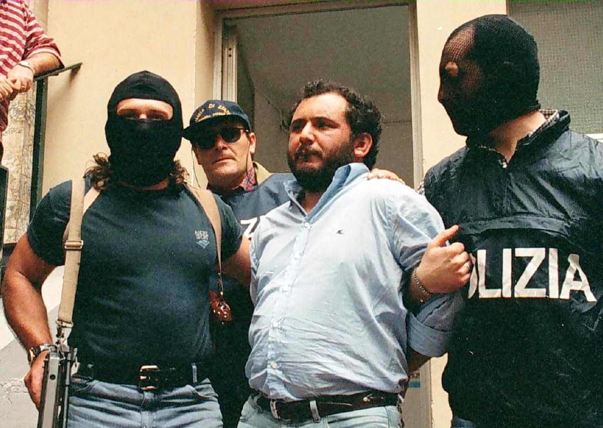 El mafioso Giovanni Brusca custodiado por policías en junio de 2021. EFE/EPA/LANNINO