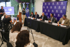 Integrantes del sector exportador de Guatemala asisten a una rueda de prensa este jueves, en Ciudad de Guatemala (Guatemala). EFE/Mariano Macz